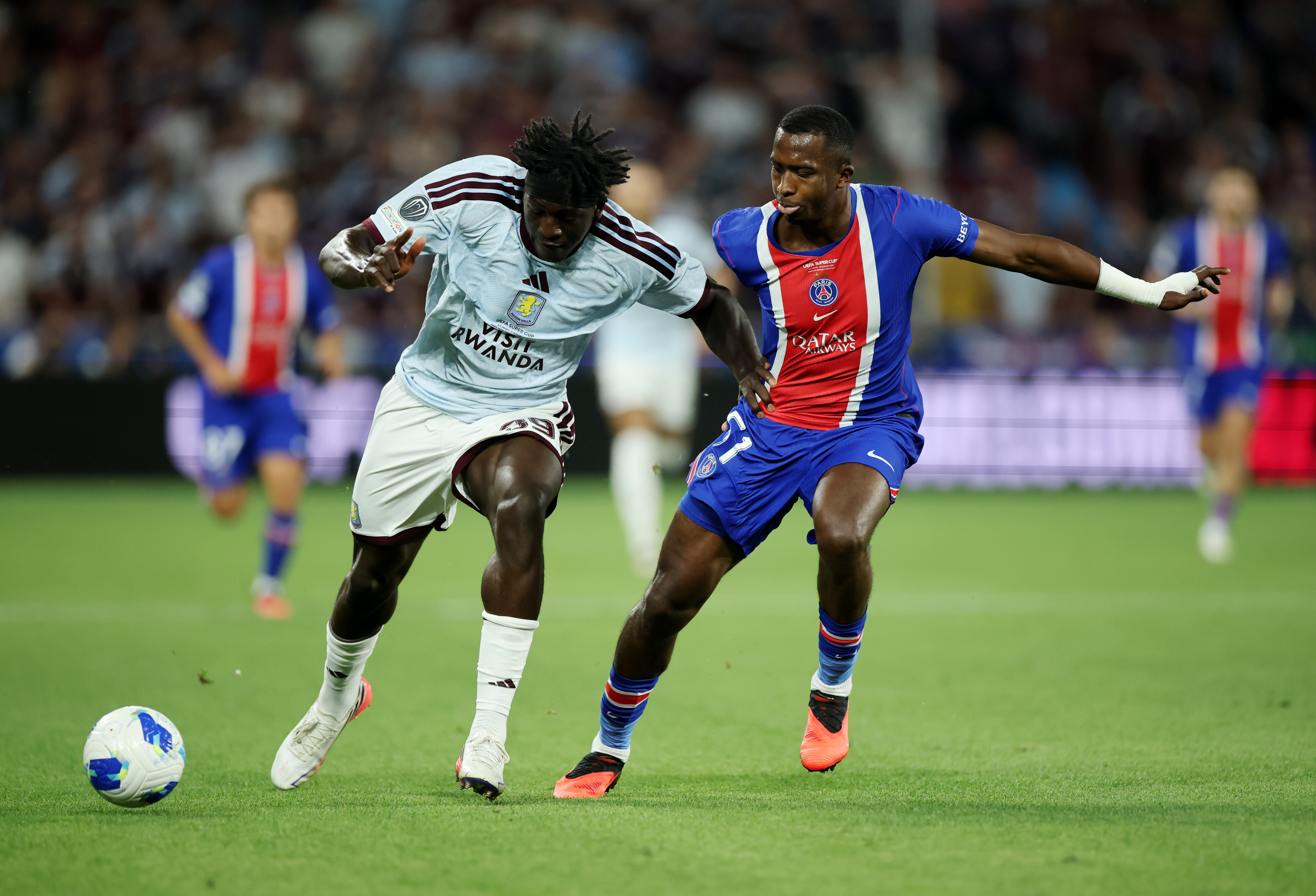 Jugadores de PSG y Aston Villa en la final de la Supercopa UEFA